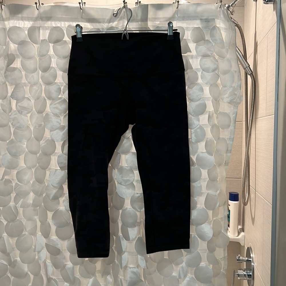 Luluemon WonderUnder capri workout pants in dark gray and black camo. Sz8